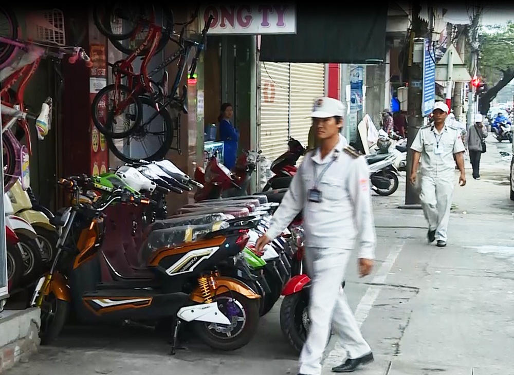 Da Nang cu can bo ra pho tu 4h sang de giu via he hinh anh