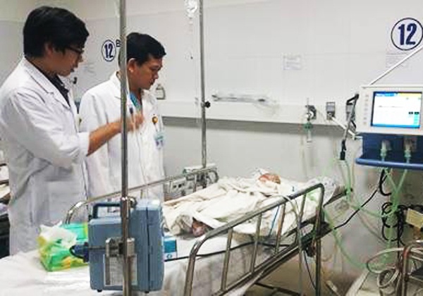 Cuu song be trai roi tu tang 5 xuong dat hinh anh