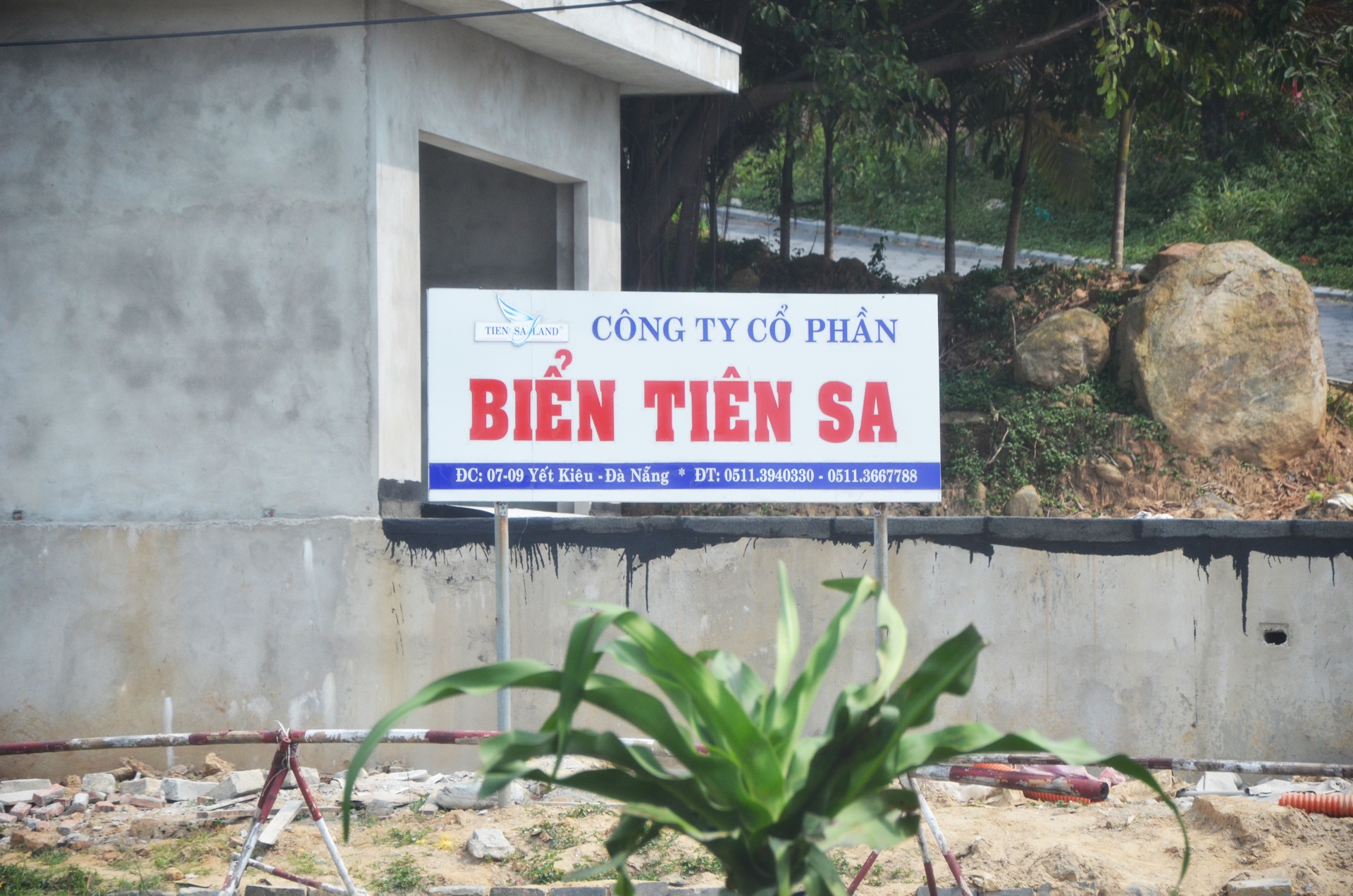 Chu tich Da Nang Huynh Duc Tho kiem tra cong trinh trai phep xay khach san tren nui Son Tra anh 1