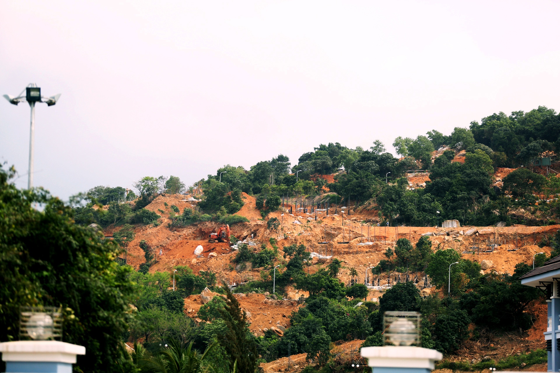 Chu tich Da Nang Huynh Duc Tho kiem tra cong trinh trai phep xay khach san tren nui Son Tra anh 2