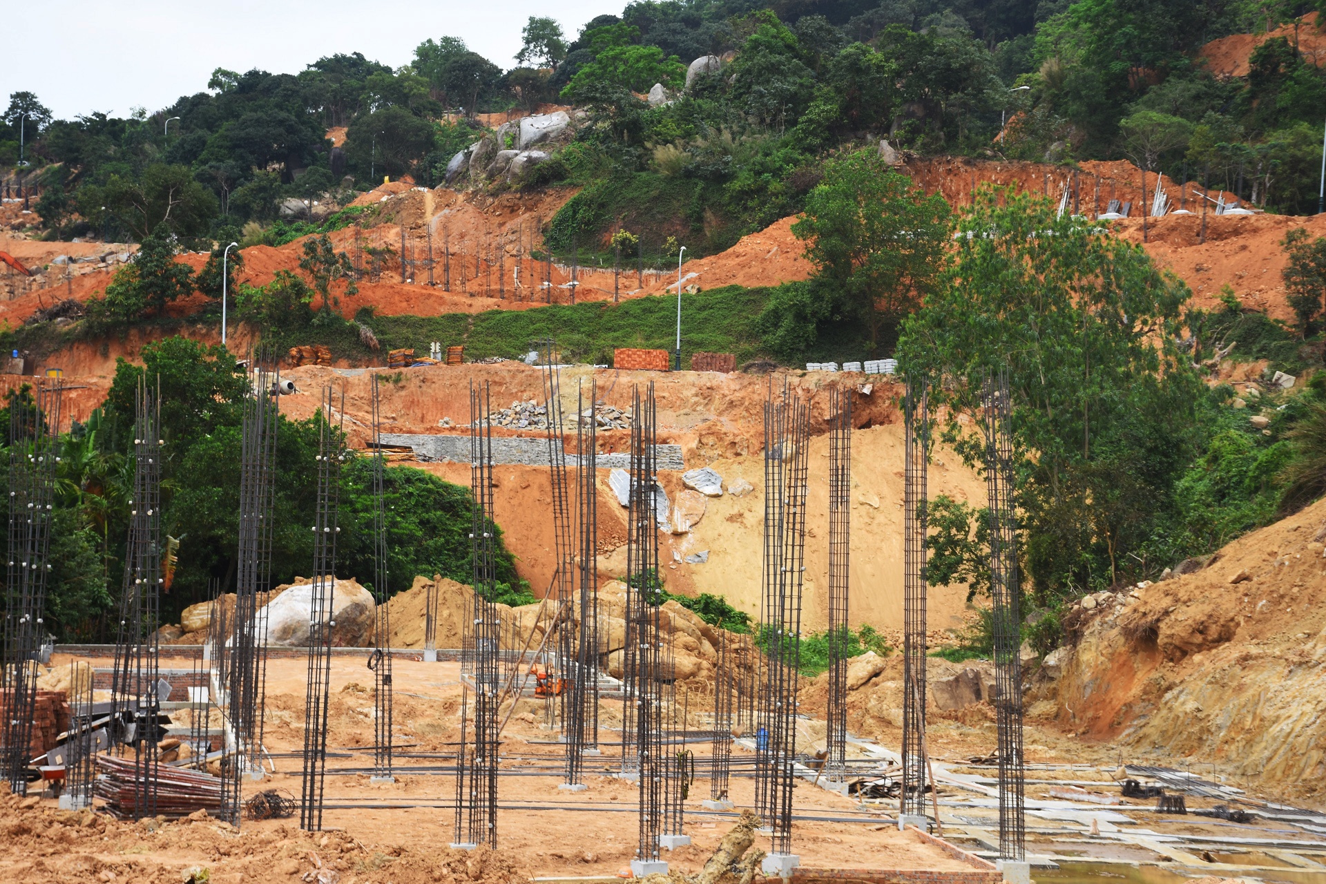 Chu tich Da Nang Huynh Duc Tho kiem tra cong trinh trai phep xay khach san tren nui Son Tra anh 3