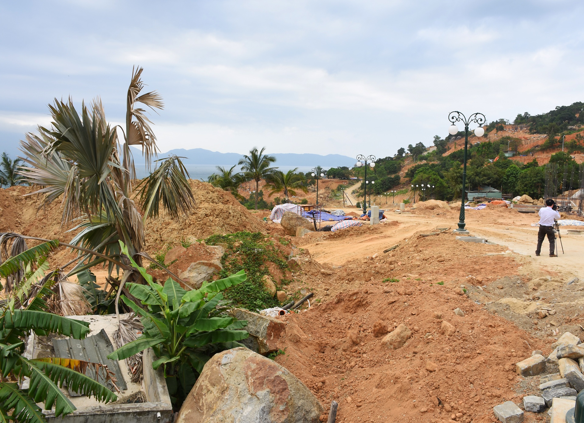 Chu tich Da Nang Huynh Duc Tho kiem tra cong trinh trai phep xay khach san tren nui Son Tra anh 7