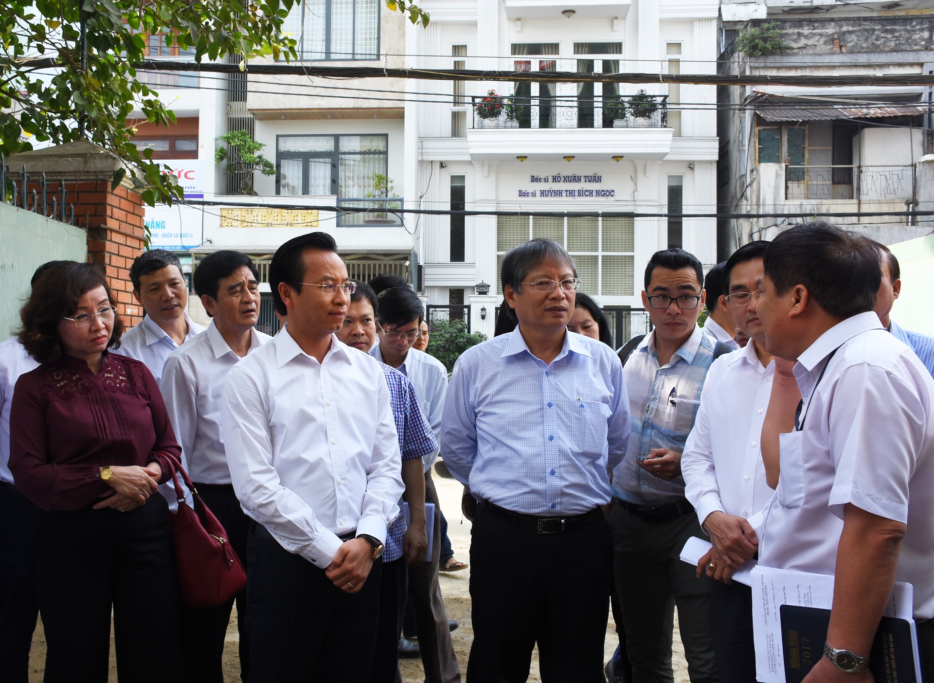 Bi thu Nguyen Xuan Anh thi sat benh vien Da Nang anh 1