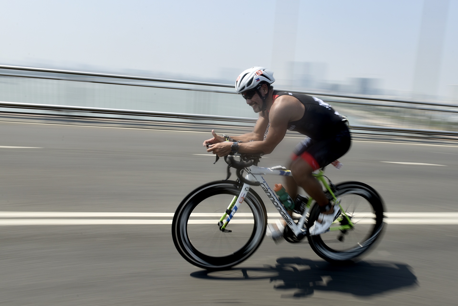 Hon 1.200 van dong vien tham gia cuoc thi Ironman 70.3 Viet Nam 2017 hinh anh