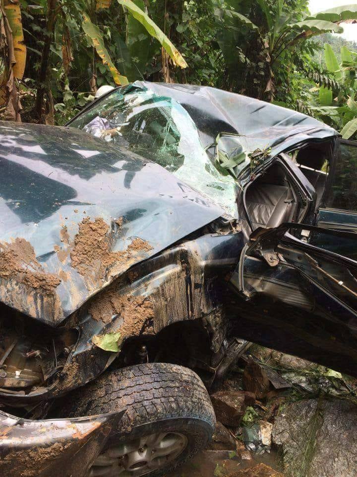 Xe của EVN lao xuống vực sâu 40 m ảnh 2 Xe cua EVN lao xuong vuc sau 40 m anh 2