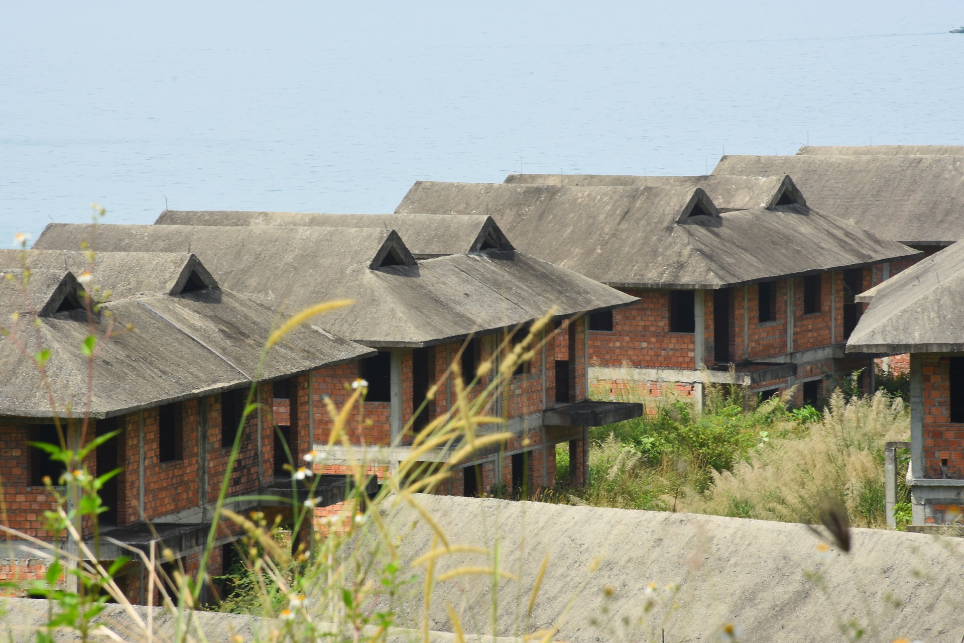 Biet thu bi bo hoang o Son Tra hinh anh