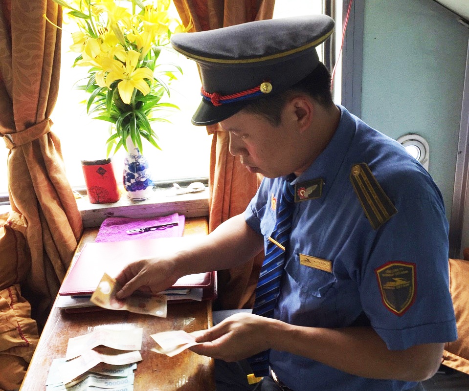 Nhan vien duong sat tra lai tien cua cu ba di chua benh bo quen hinh anh