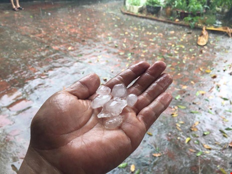 Mua da bat ngo xuat hien o Ha Noi hinh anh