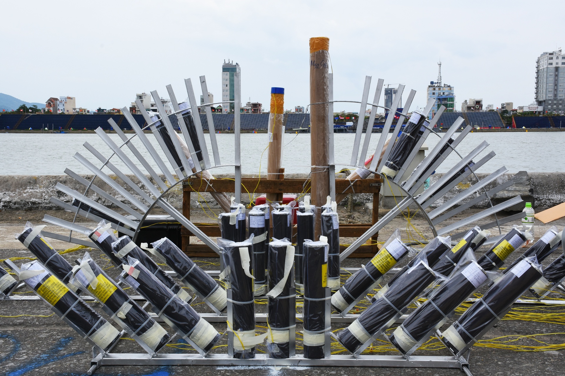 'Tran dia' phao hoa len nong ben bo song Han o Da Nang hinh anh