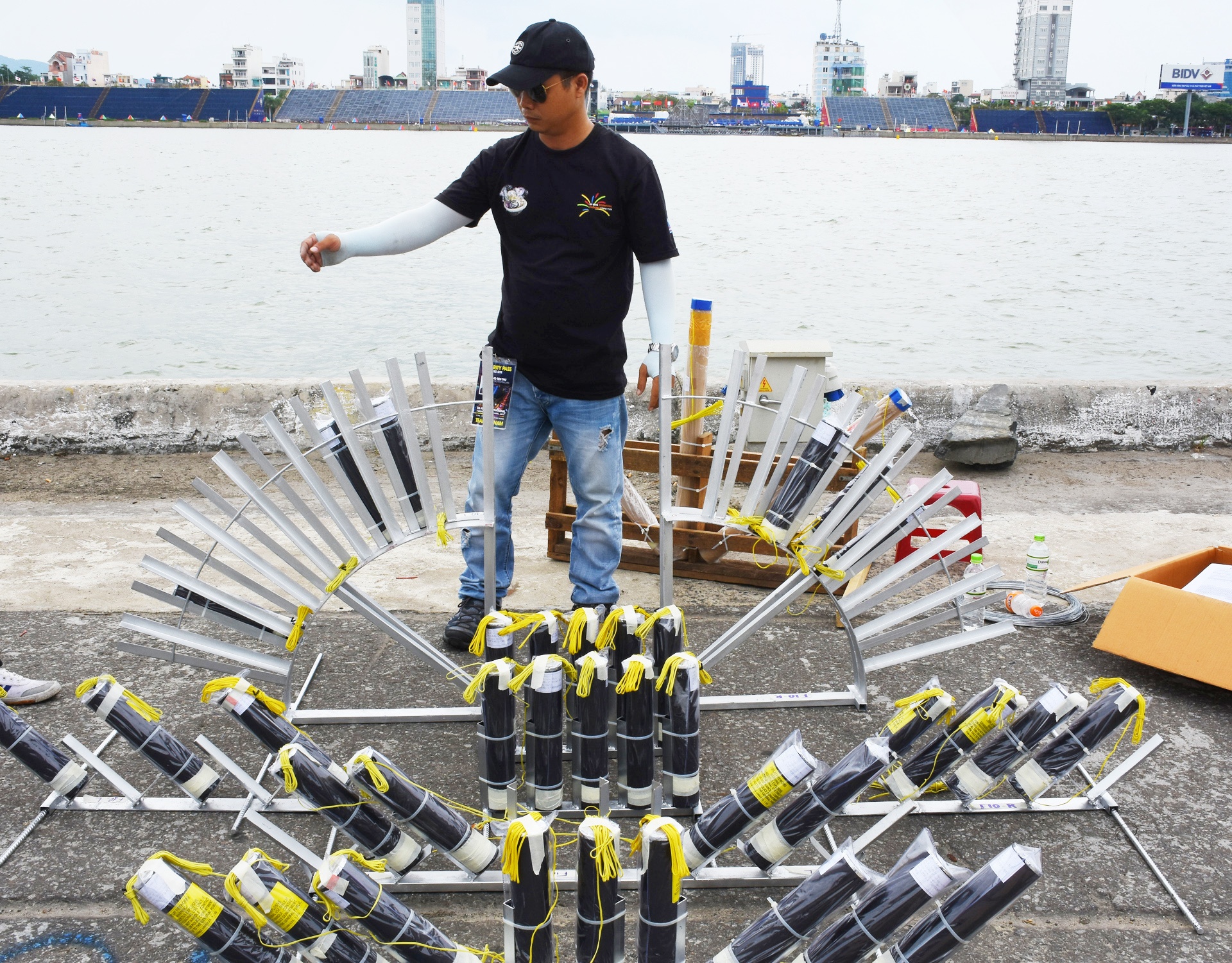 Phao hoa truoc gio khai hoa anh 2