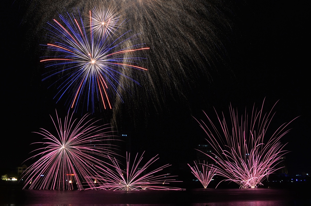 Phao hoa chinh thuc khai hoa tren bau troi Da Nang hinh anh