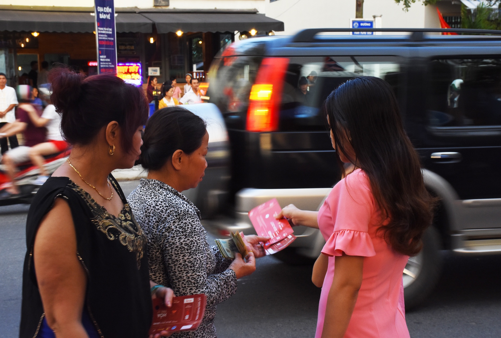 Xuất hiện phe vé chợ đen ở pháo hoa Đà Nẵng ảnh 3 Xuat hien phe ve cho den o phao hoa Da Nang anh 3