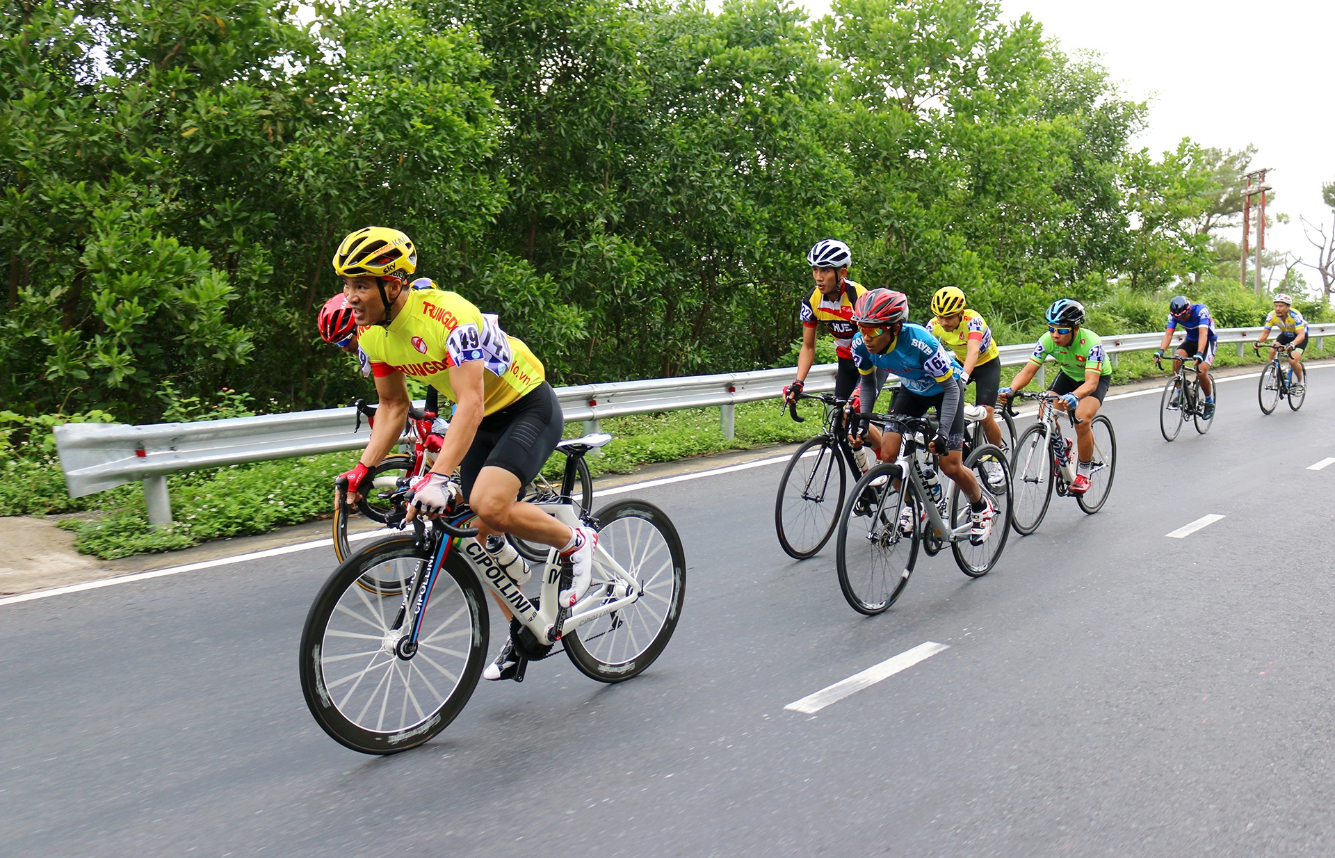 Hon 400 van dong vien dua xe dap 'Chinh phuc de nhat Hung quan' hinh anh