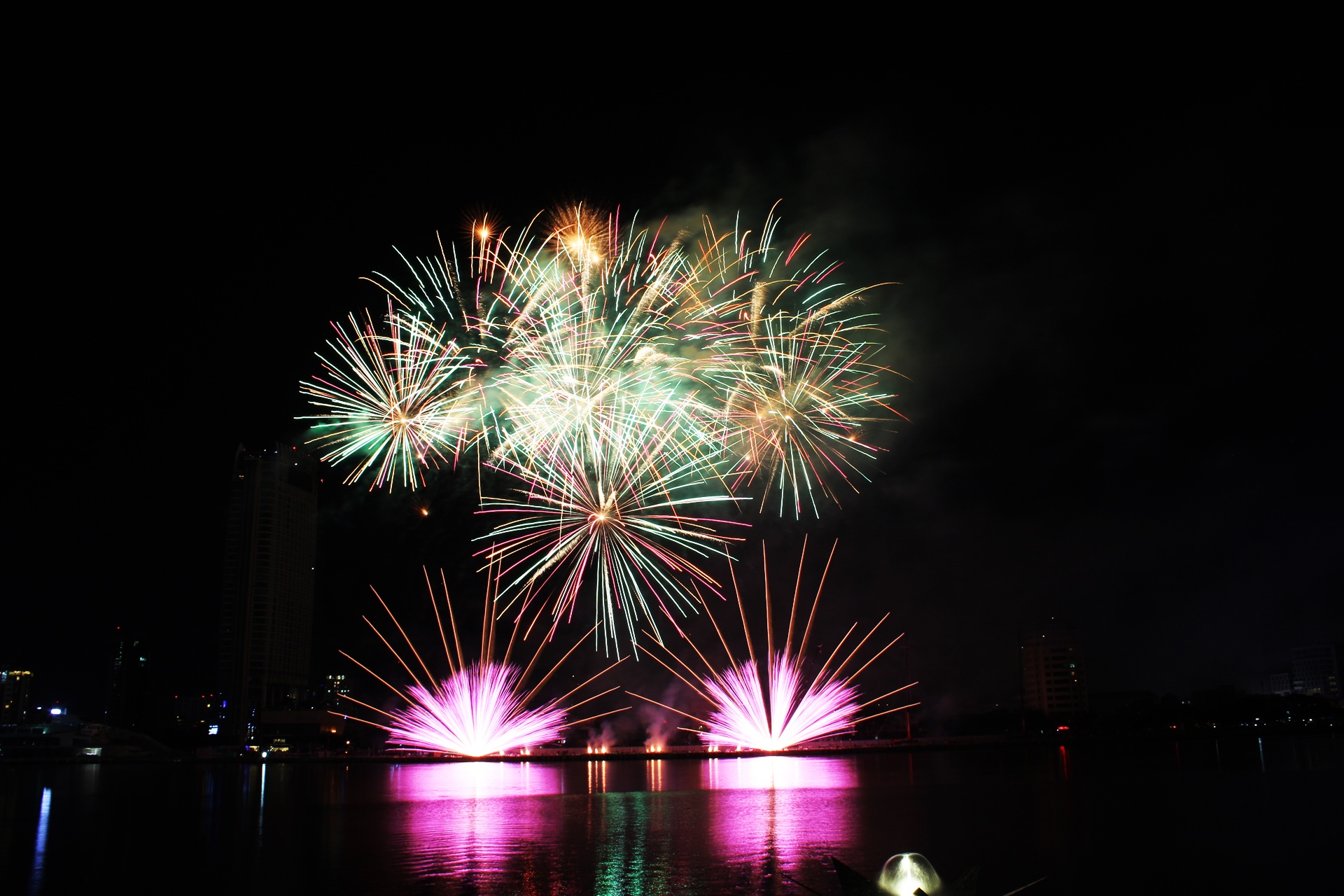 Man trinh dien phao hoa cua doi  Australia va Italy hinh anh