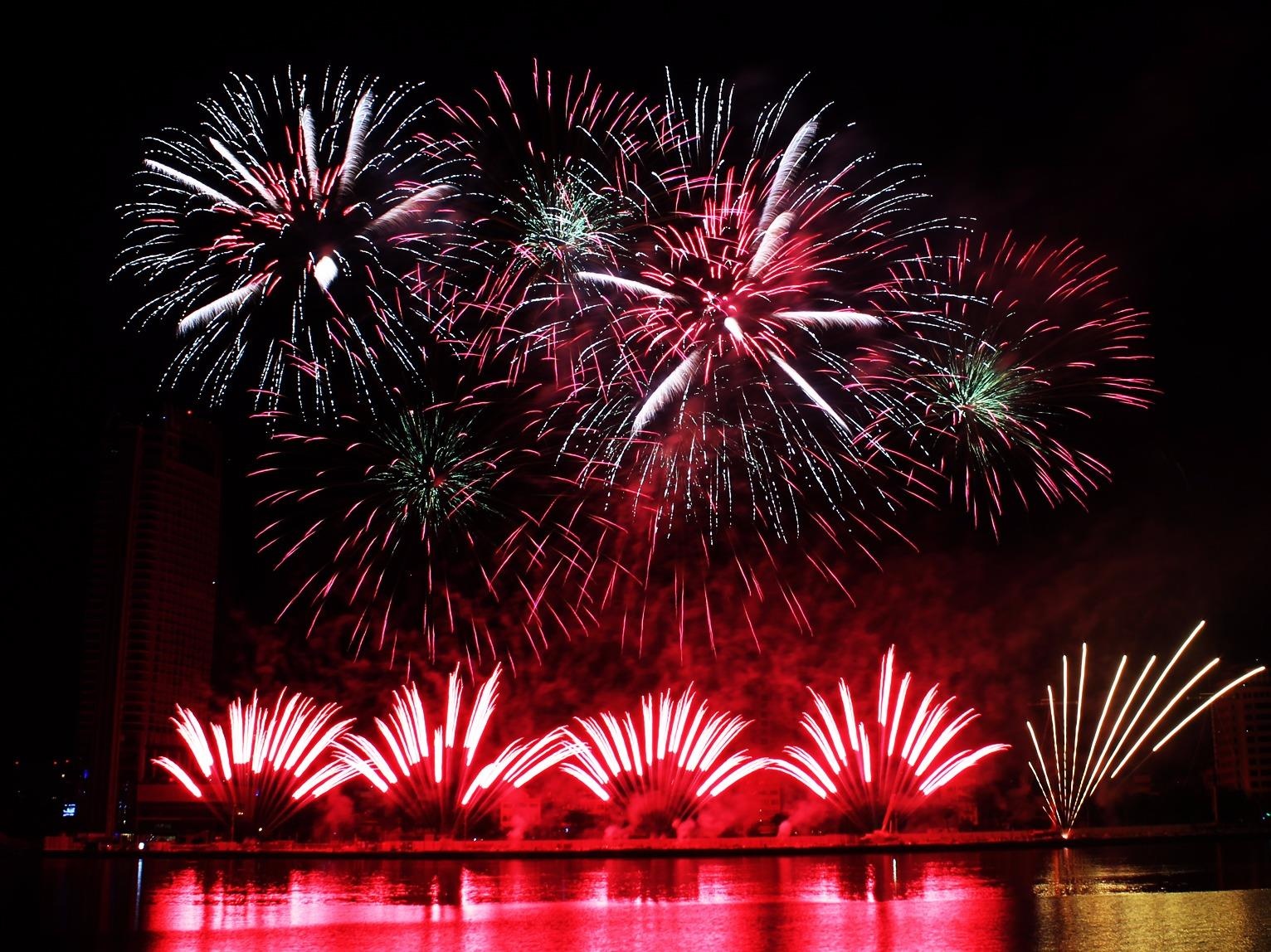 Phao hoa Australia, Italy bung sang tren bau troi Da Nang hinh anh