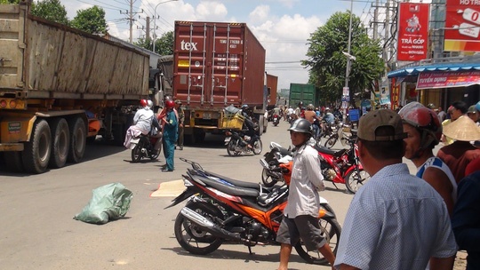 Tai nan giao thong lien hoan o Binh Duong, 1 nguoi chet hinh anh