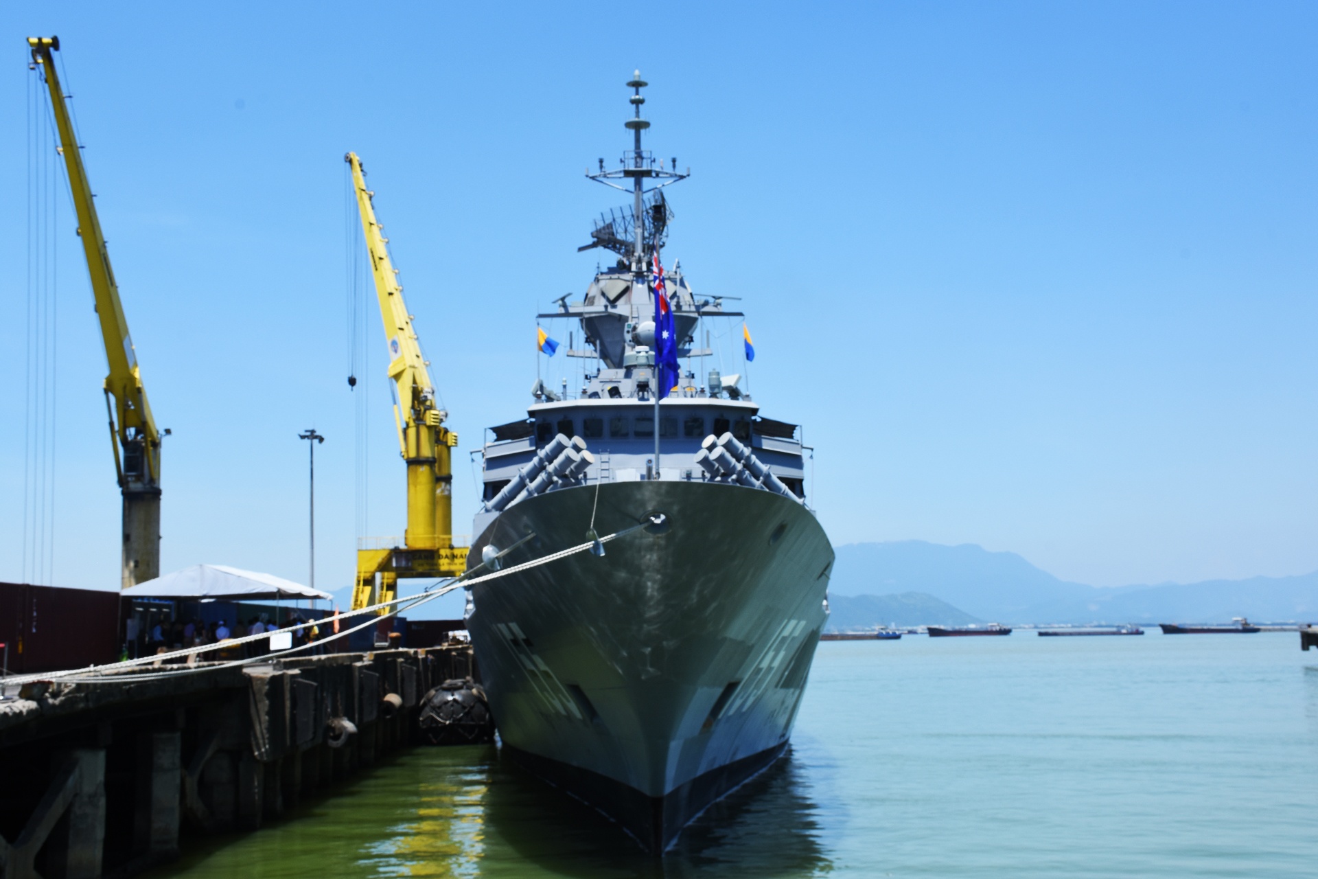 Tau chien hai quan Australia tham Da Nang anh 2