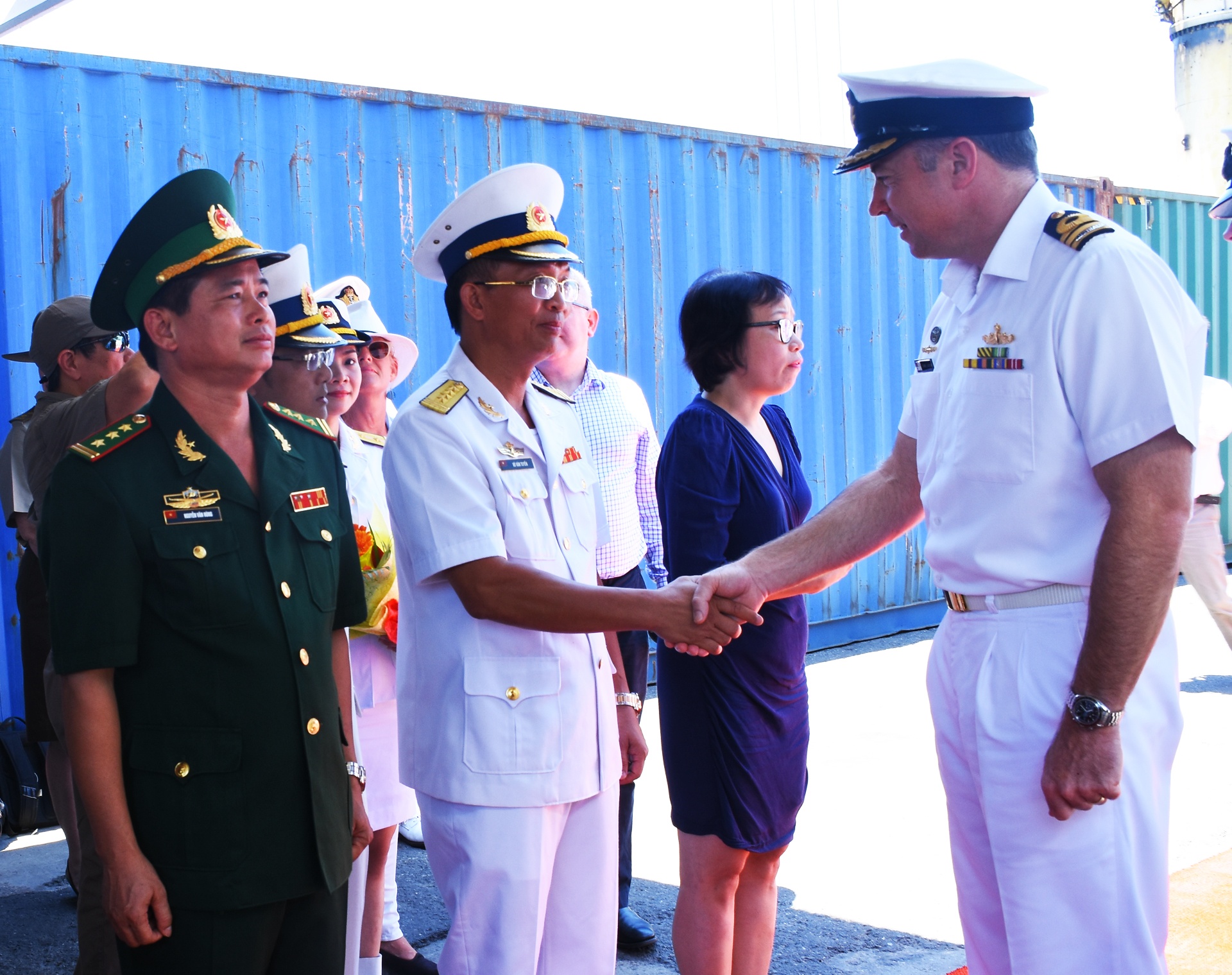Tau chien hai quan Australia tham Da Nang anh 1