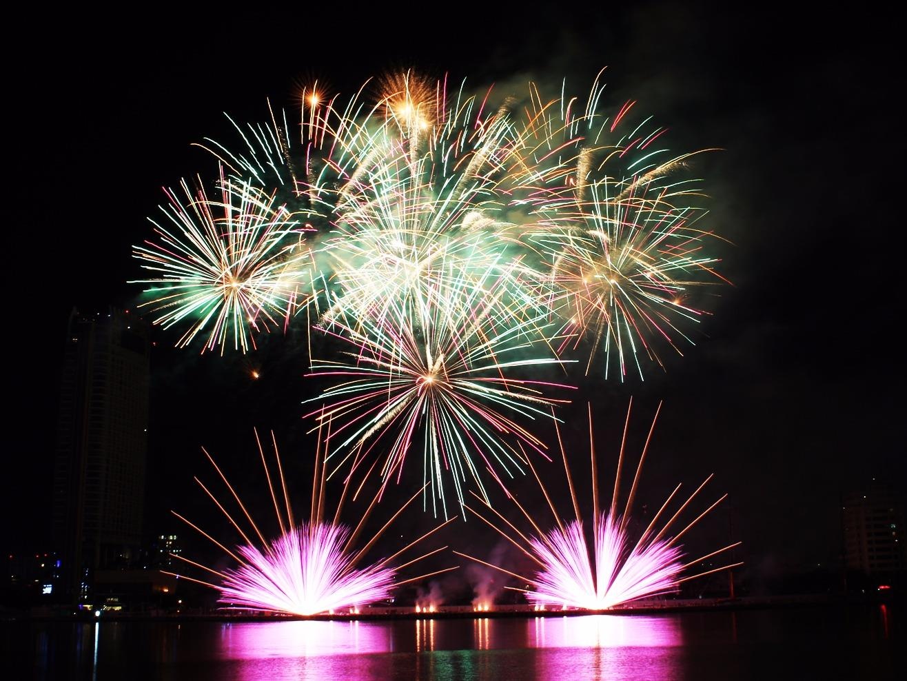 Xuat hien ve gia dem chung ket Le hoi phao hoa quoc te Da Nang hinh anh