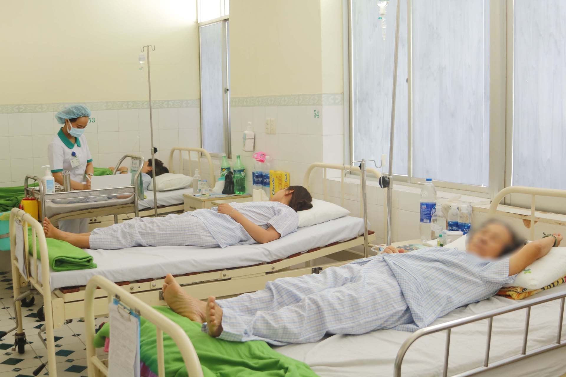 Nhà hàng bán thức ăn khiến khách du lịch ngộ độc ảnh 1 Nha hang ban thuc an khien khach du lich ngo doc anh 1
