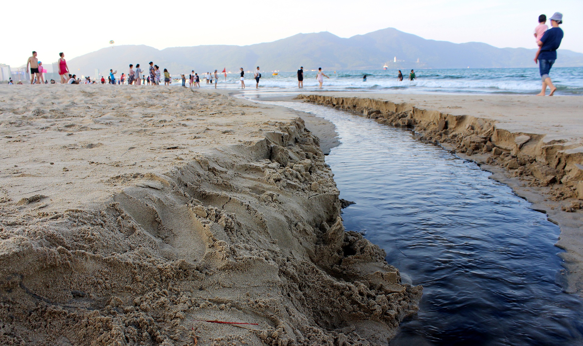 Nuoc thai chay ra bai bien Da Nang anh 12