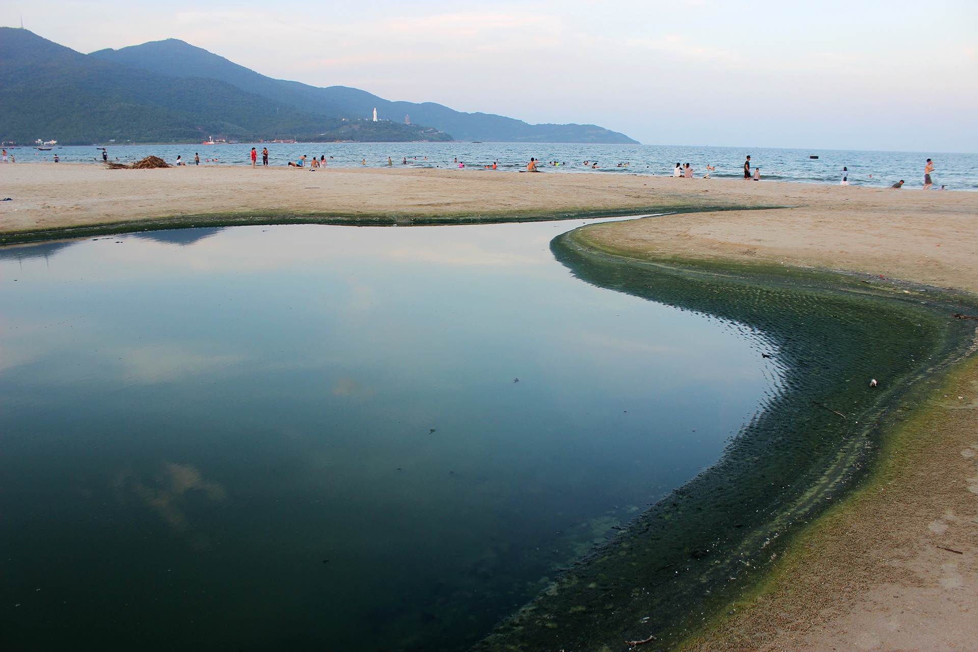 Nuoc thai chay ra bai bien Da Nang anh 13