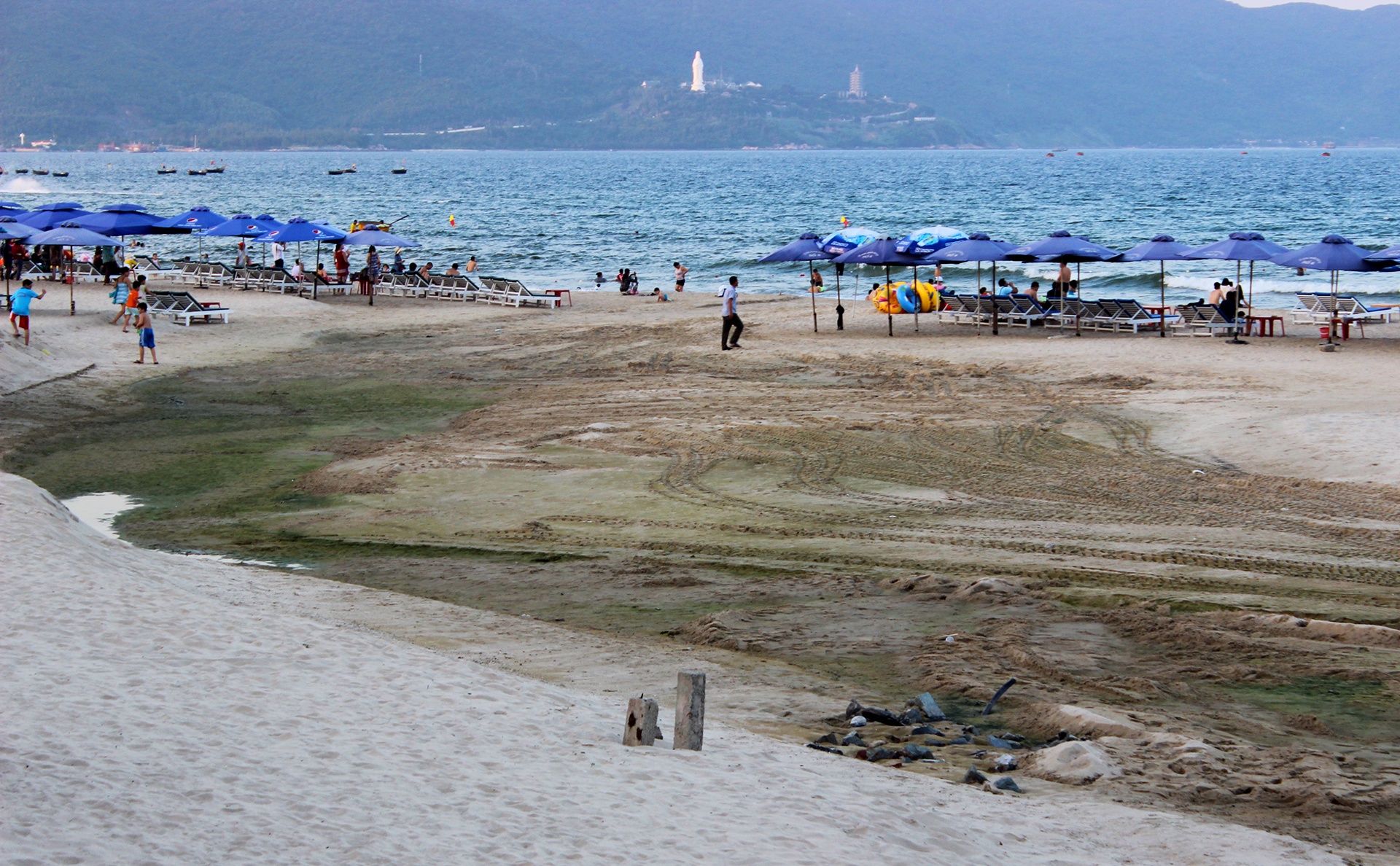 Nuoc thai chay ra bai bien Da Nang anh 2