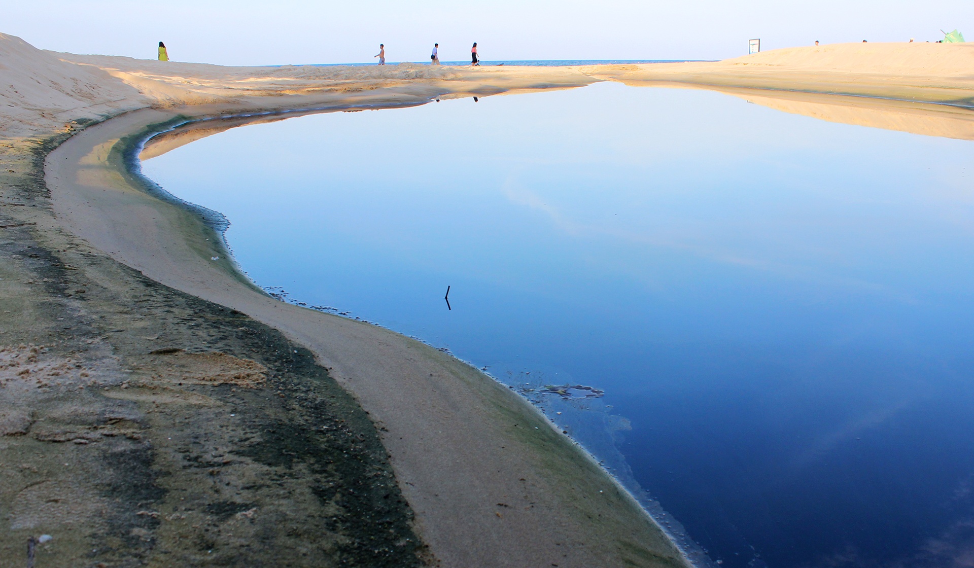 Nuoc thai chay ra bai bien Da Nang anh 3