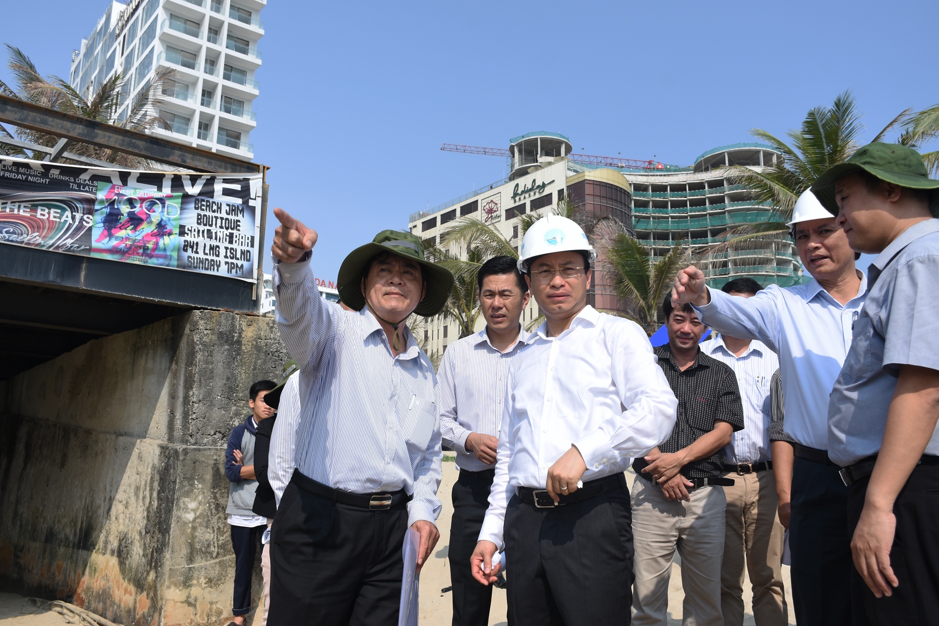 Nuoc thai chay ra bai bien Da Nang anh 5