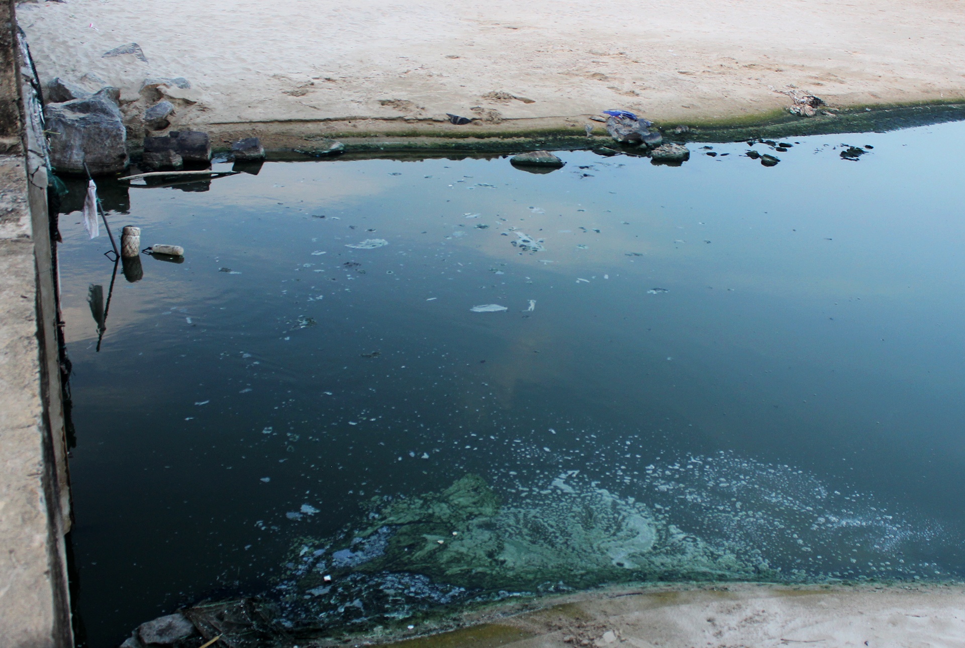Nuoc thai chay ra bai bien Da Nang anh 8