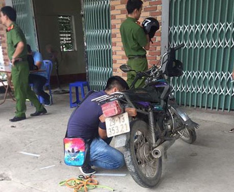 Gap CSGT, nguoi dan ong bo lai ma tuy chay tron len nui hinh anh