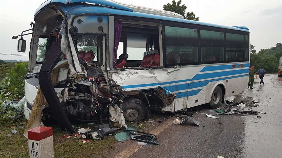 Xe dau keo va cham voi oto khach, 4 nguoi bi thuong hinh anh