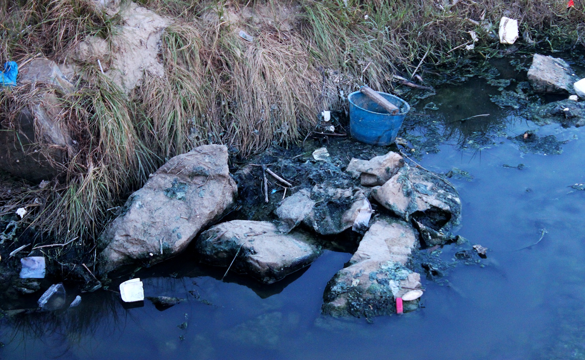 Vu xa nuoc thai den ngom ra bien: Da Nang tim ra 'thu pham' hinh anh
