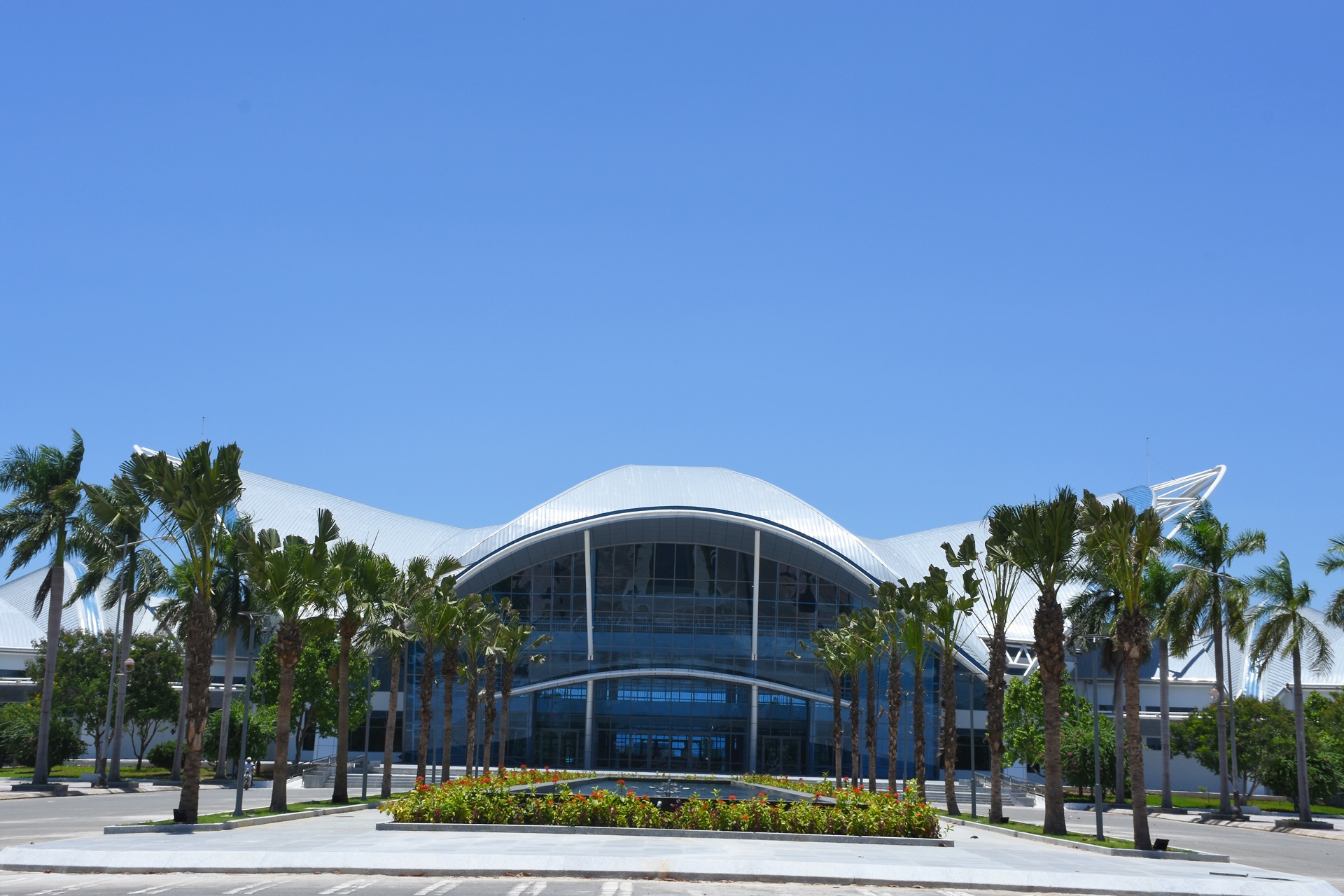 My dua hon 1.500 nhan su, 100 nha bao den Da Nang dip APEC hinh anh