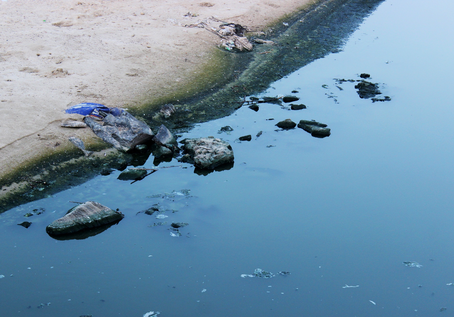 Vu xa nuoc thai ra bien Da Nang: Phat chu khach san 6 trieu dong hinh anh