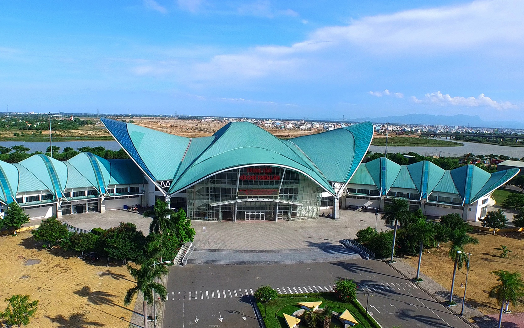 Trung tam tac nghiep cua 2.000 nha bao tai Tuan le cap cao APEC hinh anh