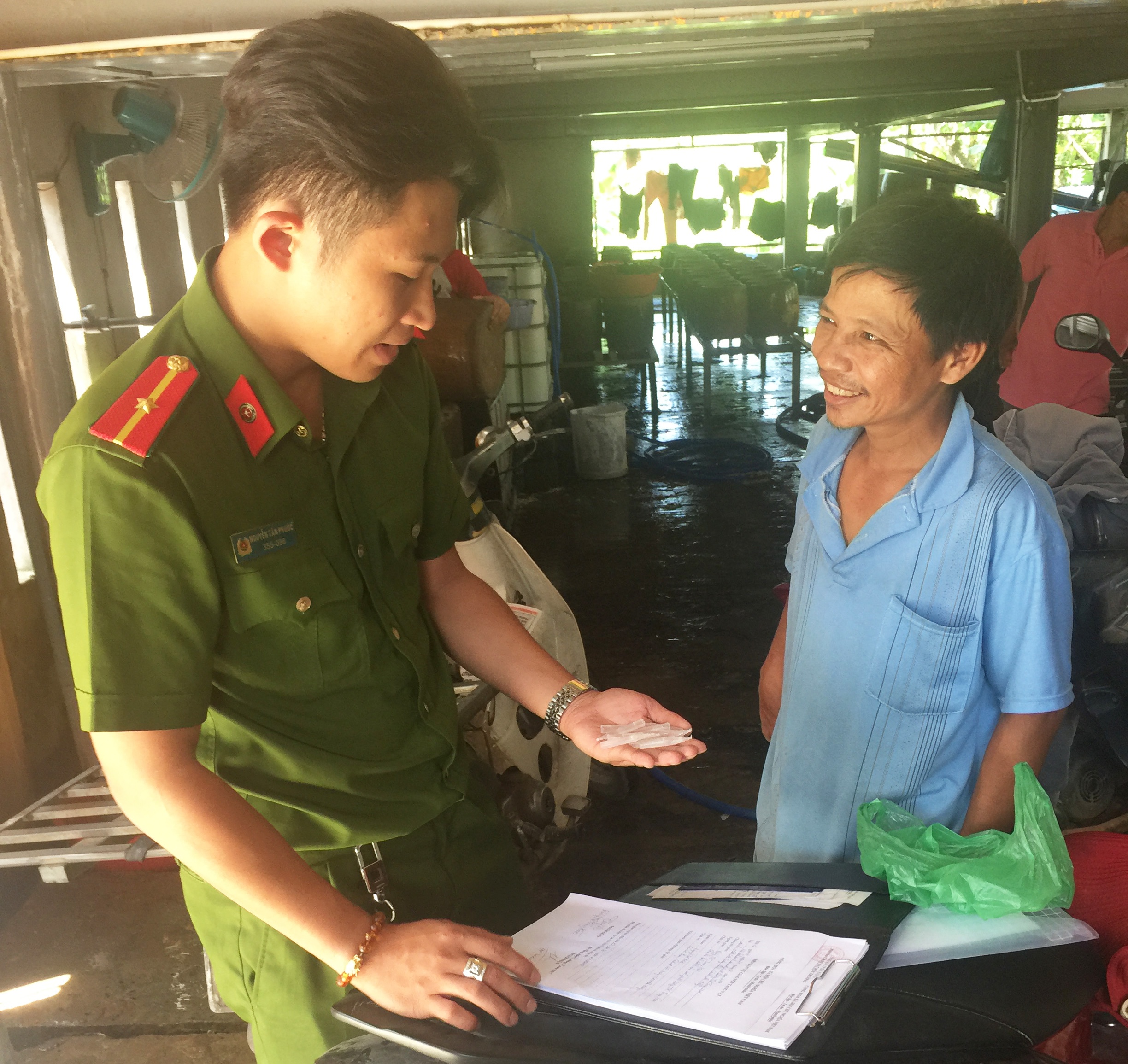 Bom chat doc vao gia do anh 1