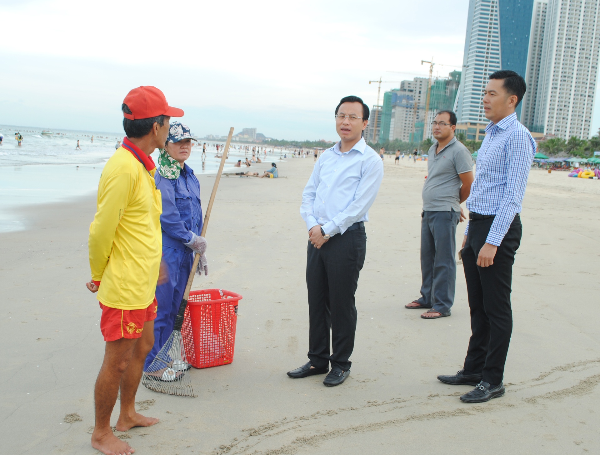 Bí thư Đà Nẵng bí mật thị sát biển Mỹ Khê ảnh 1 Bi thu Da Nang bi mat thi sat bien My Khe anh 1