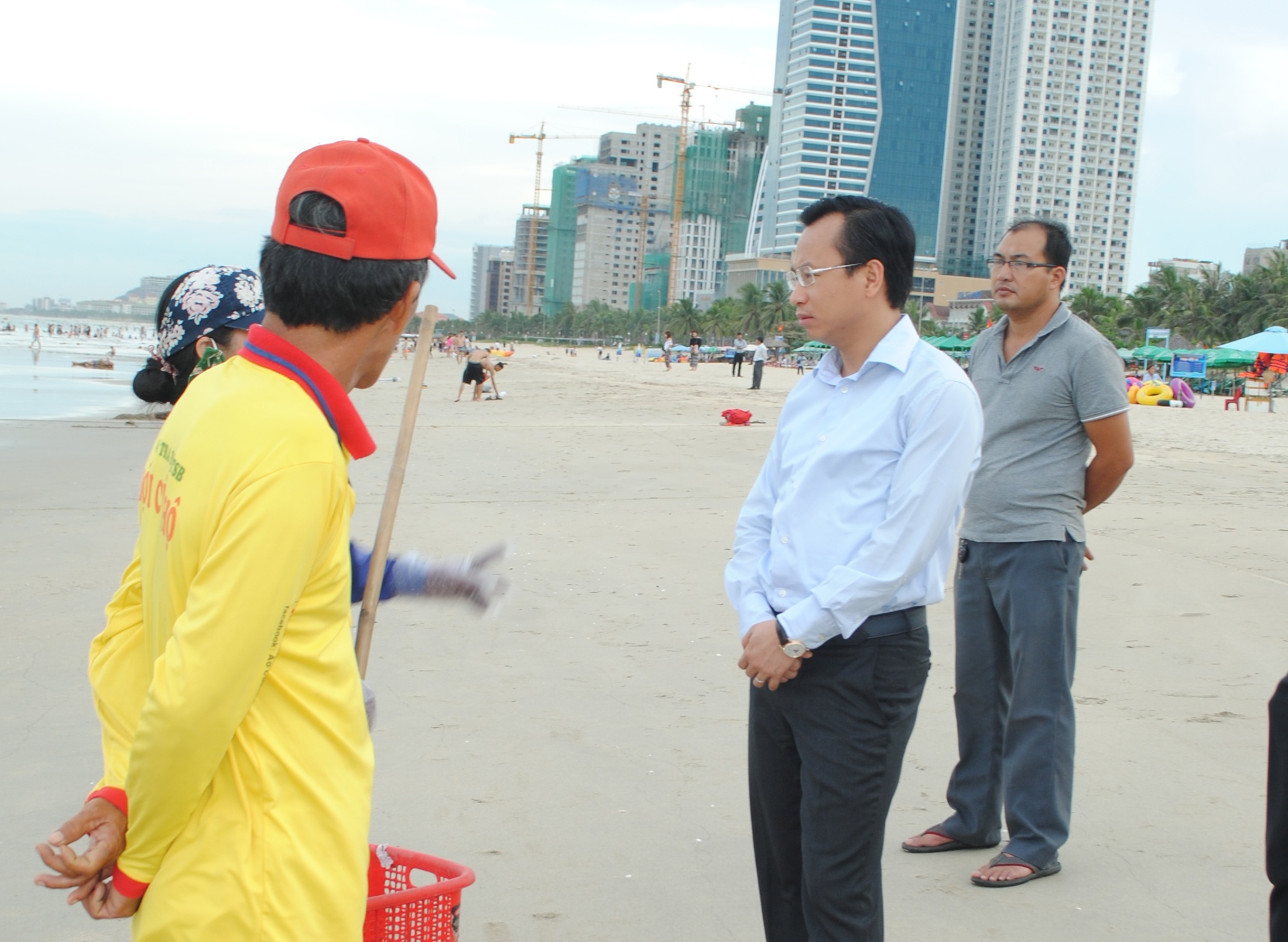 Bí thư Đà Nẵng bí mật thị sát biển Mỹ Khê ảnh 2 Bi thu Da Nang bi mat thi sat bien My Khe anh 2