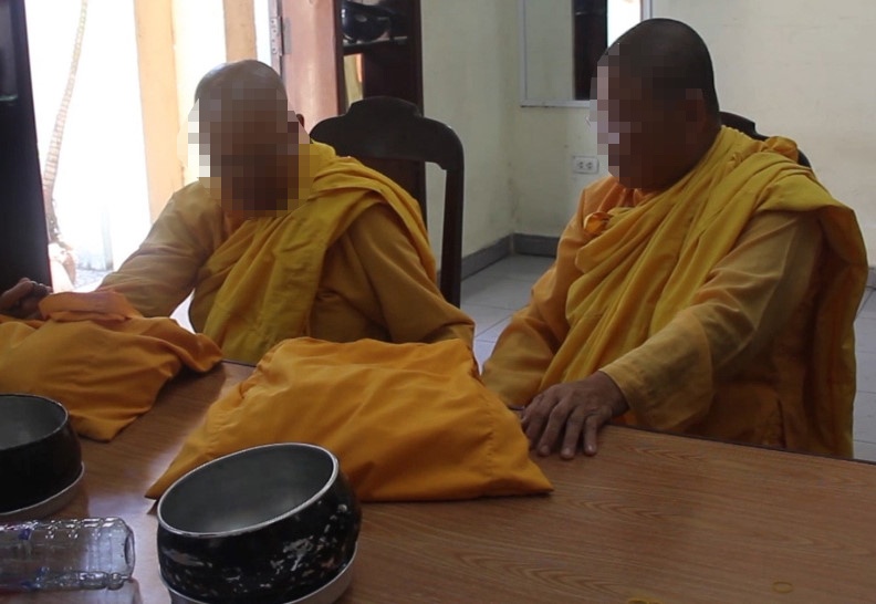 Hai phu nu cao toc, gia nha su di khat thuc xin tien hinh anh