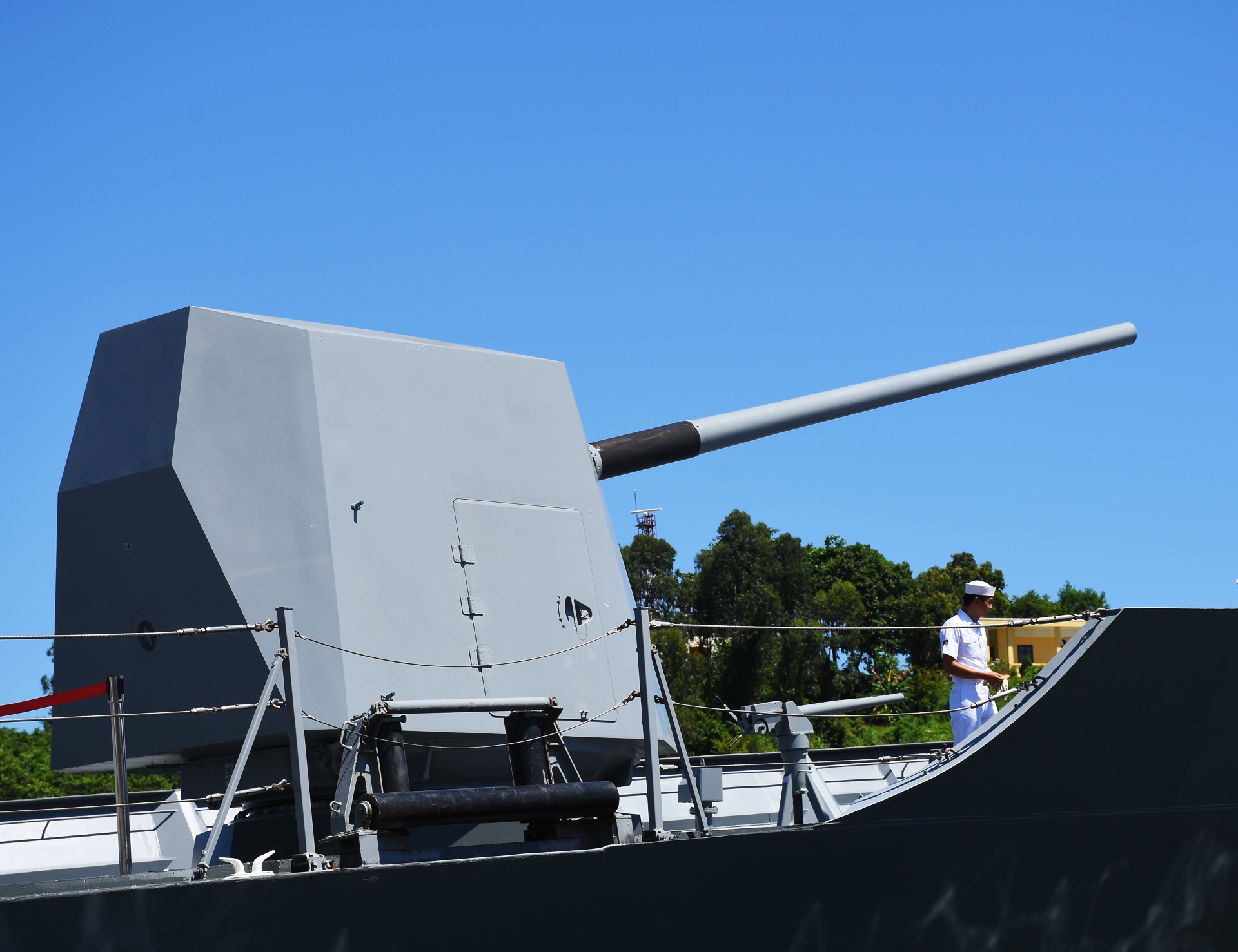 Ngam vu khi tren 2 chien ham cua Hai quan Han Quoc dang tham Da Nang hinh anh