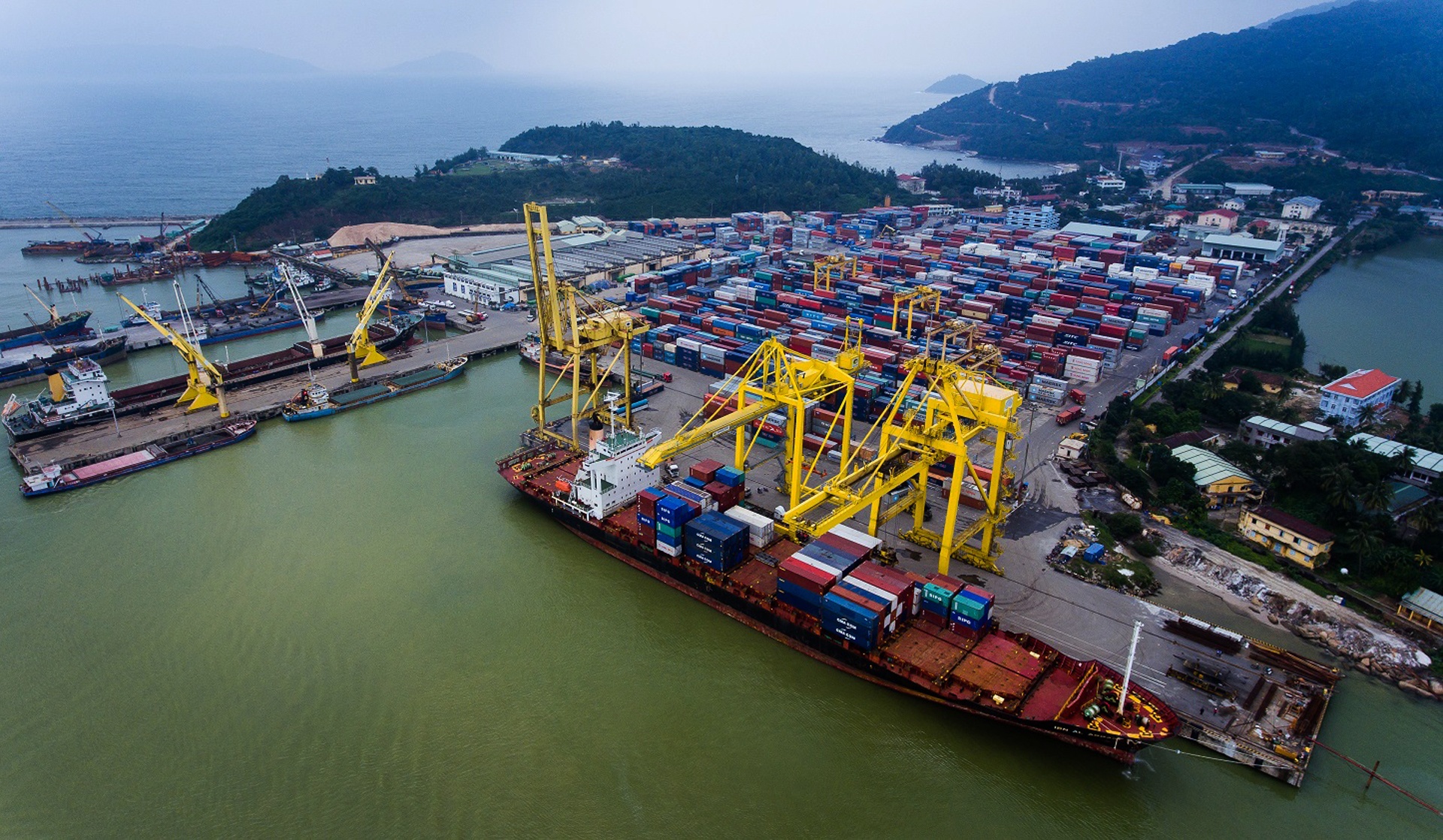 Day dac cang bien, khu kinh te, tai sao mien Trung van ngheo? hinh anh