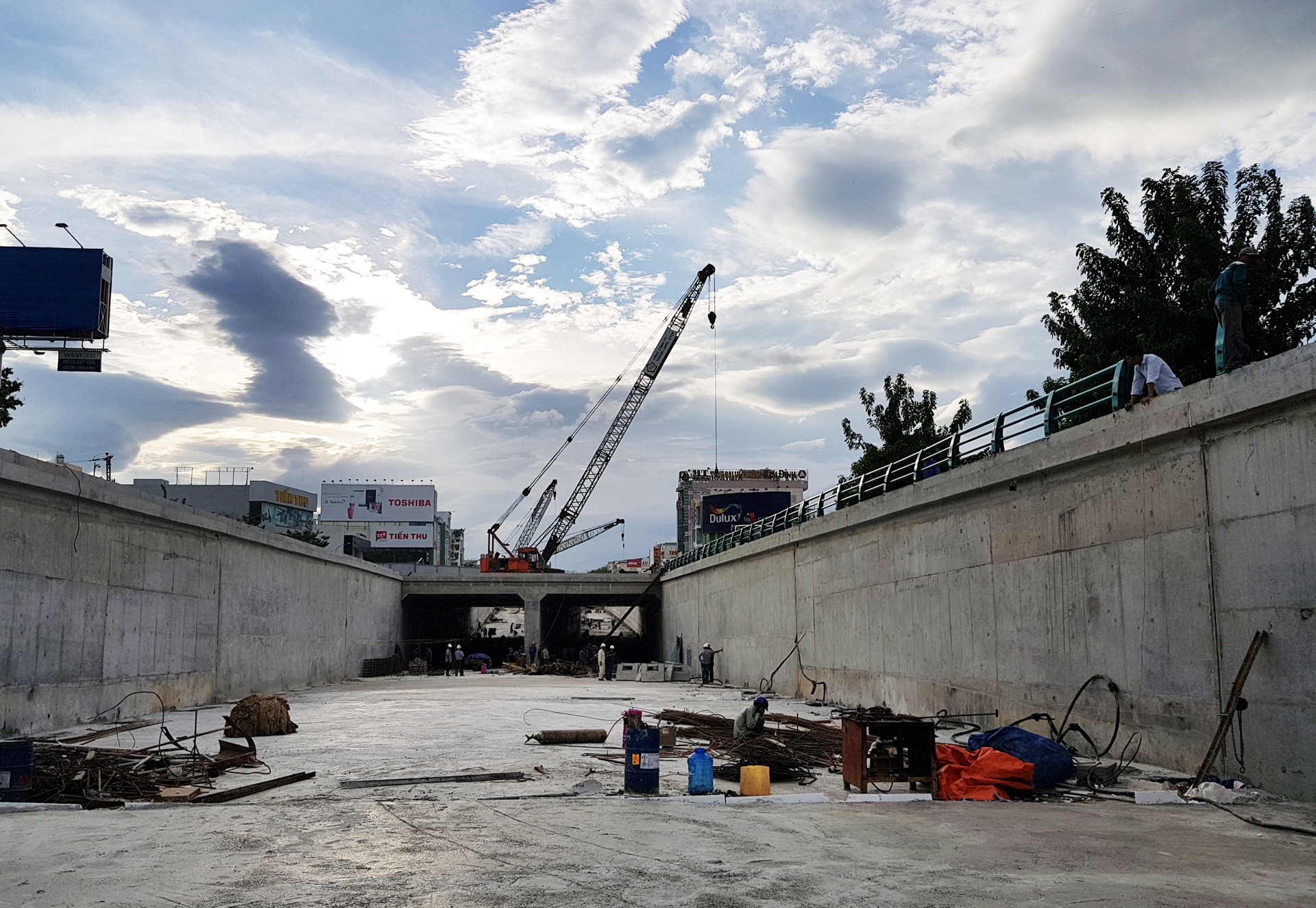 Cong trinh ham chui phuc vu APEC van con ngon ngang hinh anh