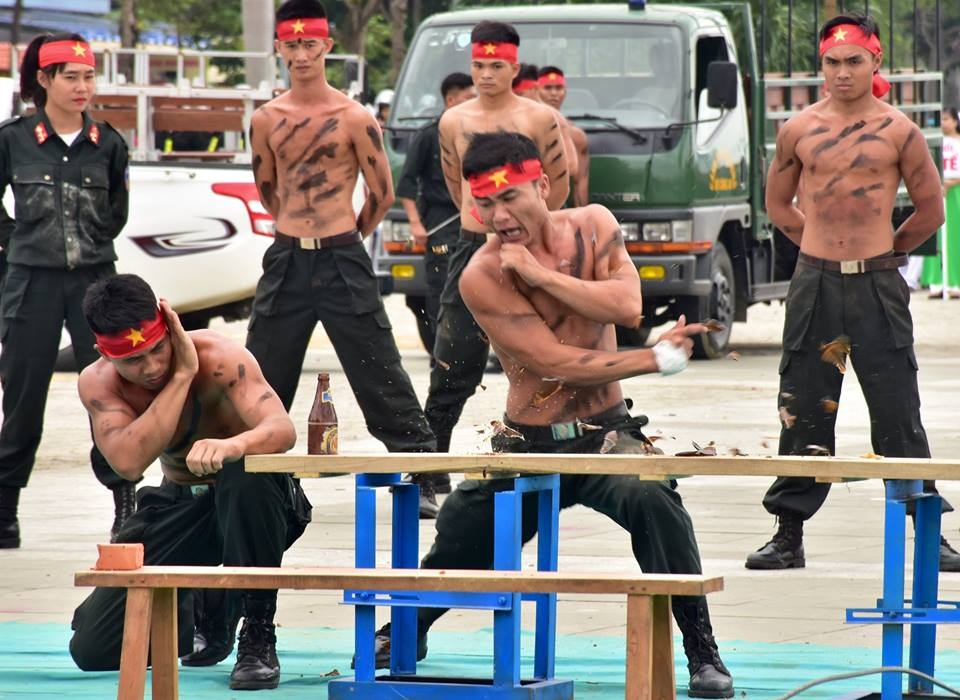 Nhung chieu vo thuat dieu luyen cua canh sat co dong bao ve APEC hinh anh