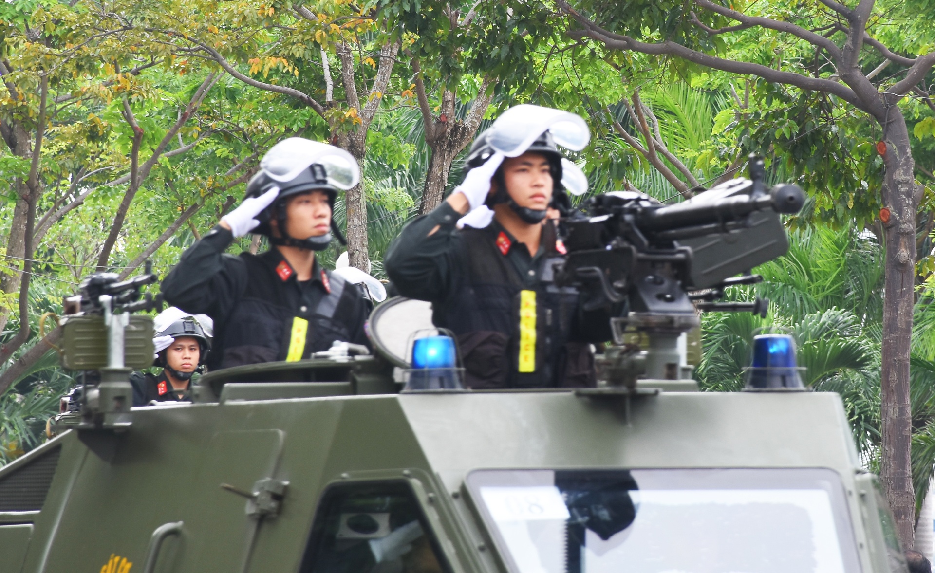 Dan xe dac chung dieu hanh san sang lam nhiem vu bao ve APEC hinh anh