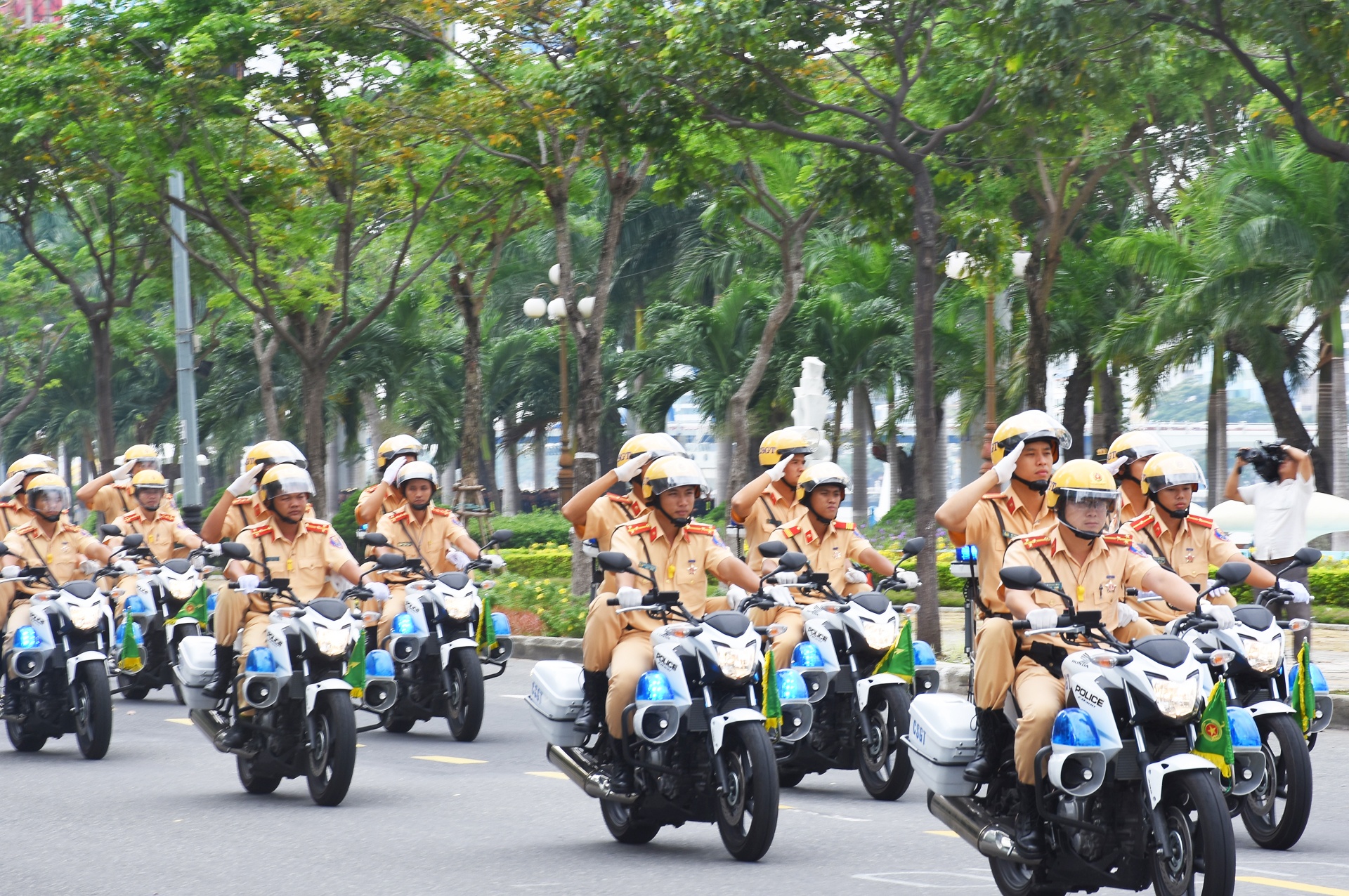 Canh sat giao thong san sang lam nhiem vu tai APEC hinh anh