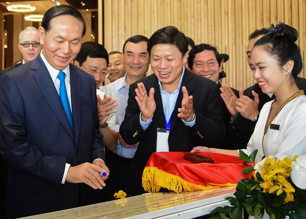 Chu tich nuoc kiem tra trung tam hoi nghi phuc vu APEC hinh anh