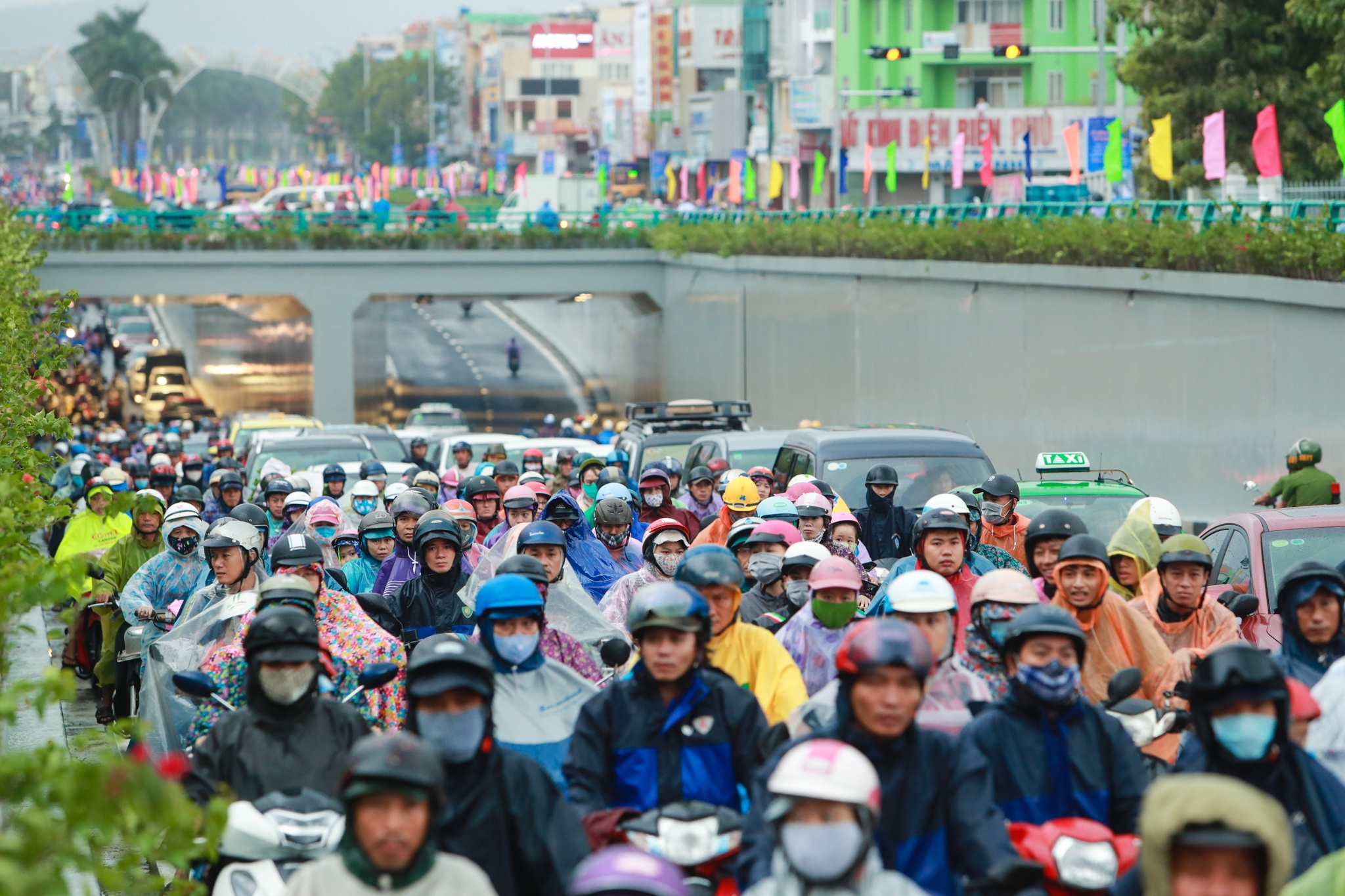 Ham chui 120 ty phuc vu APEC thong xe trong mua hinh anh