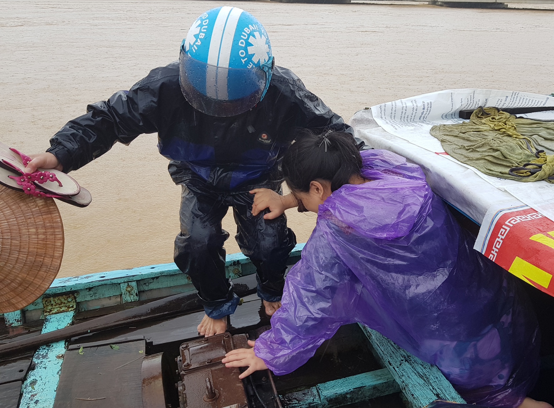 Xe quan doi vuot lu cho san phu toi benh vien hinh anh