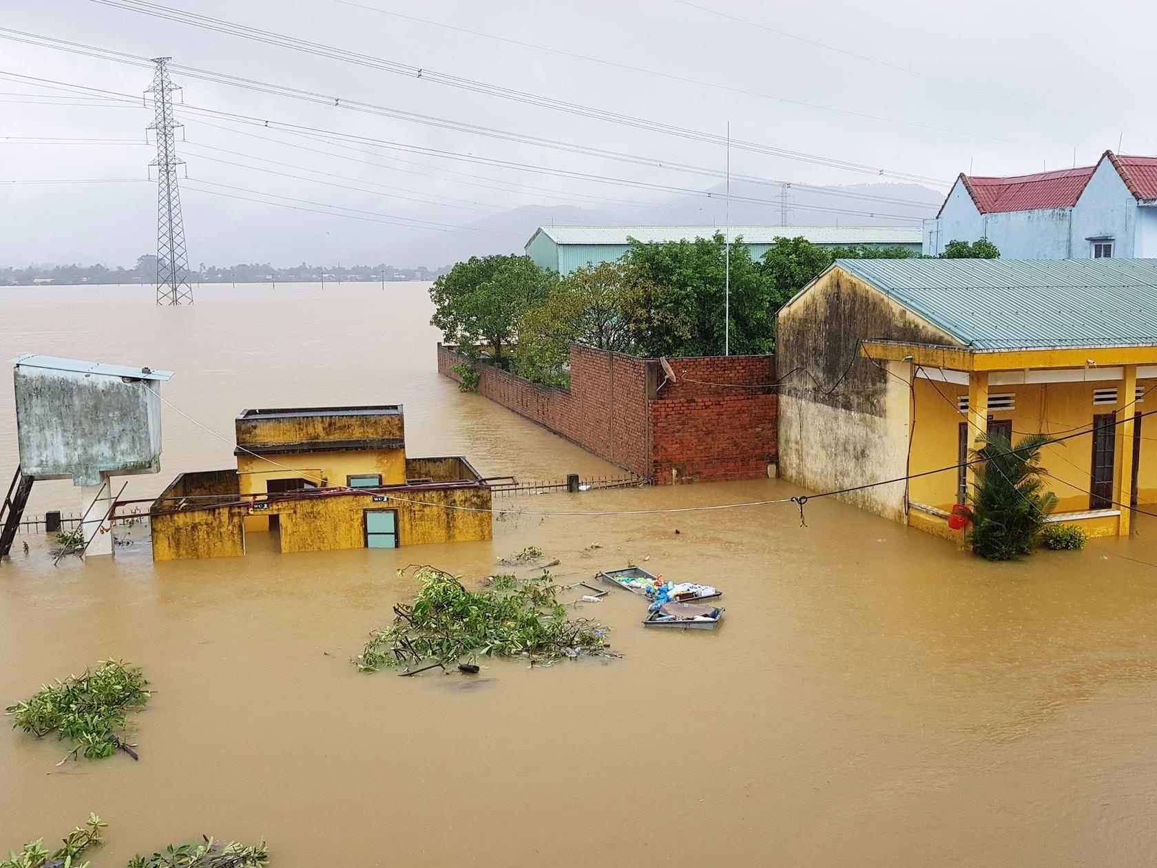 Hon 15.000 ngoi nha o 'ron lu' Dai Loc ngap sau trong nuoc hinh anh